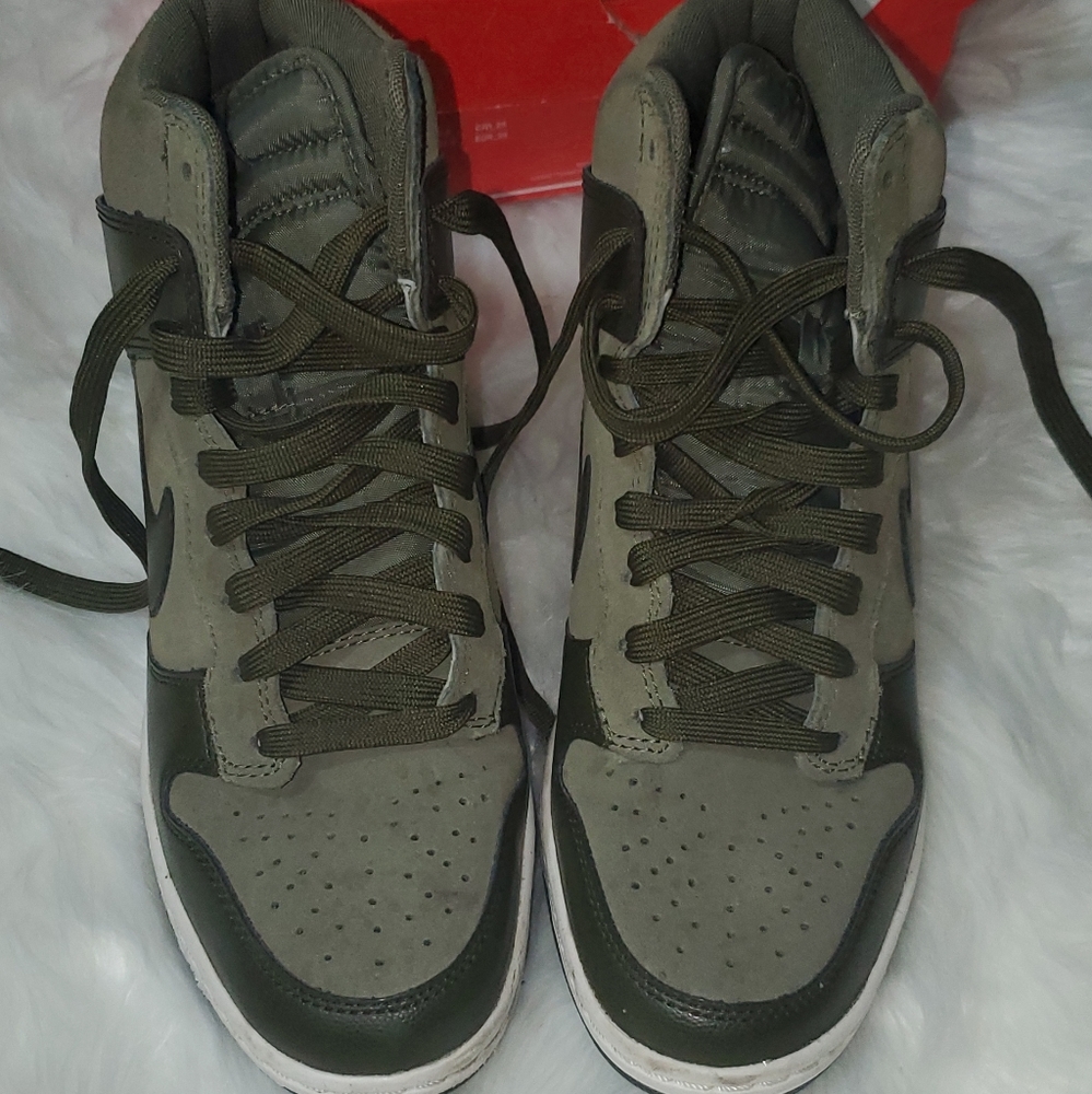 Nike wedge sneaker olive green size 8